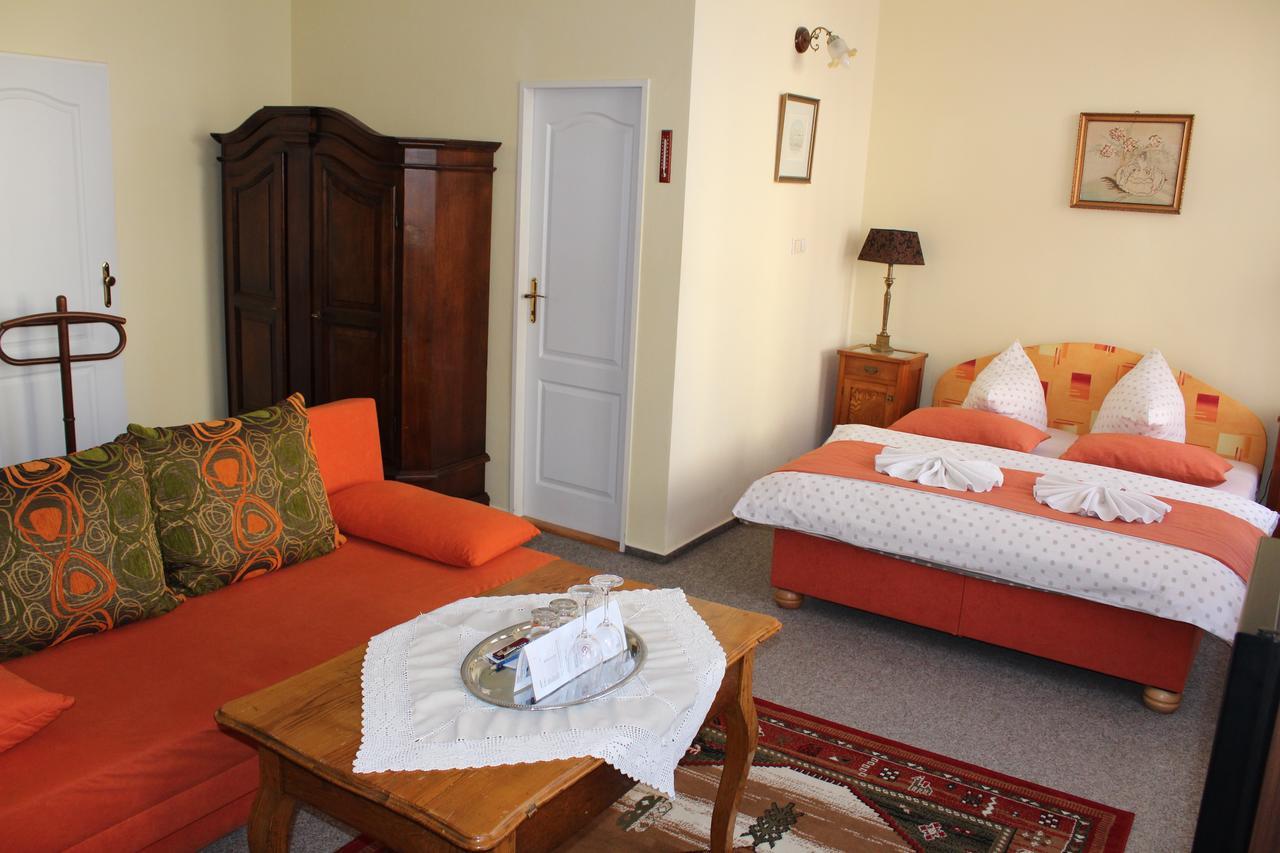 Hotel Excellent Kromeriz Ngoại thất bức ảnh